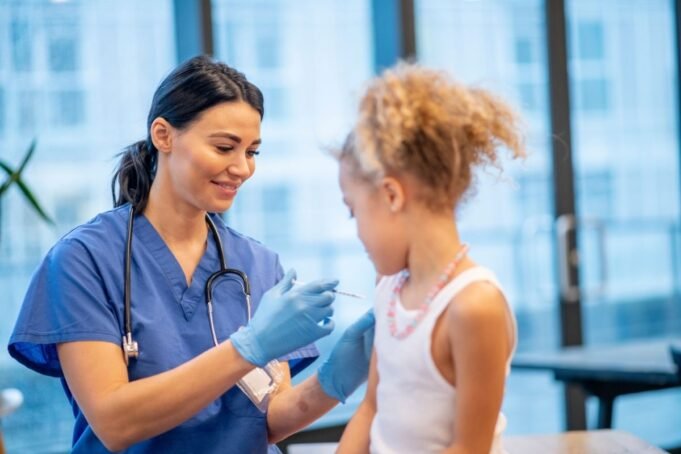 Helsepersonell har høyere risiko for å bli smittet av influensa Helsepersonell høyere risiko smitte